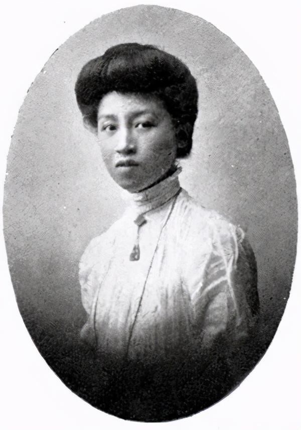 华为|华为总裁千金1张饭局照，曝光残酷真相：一次500，过不上名媛生活