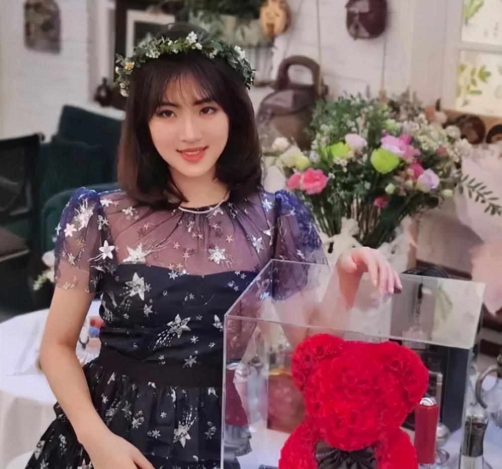 华为|华为总裁千金1张饭局照，曝光残酷真相：一次500，过不上名媛生活