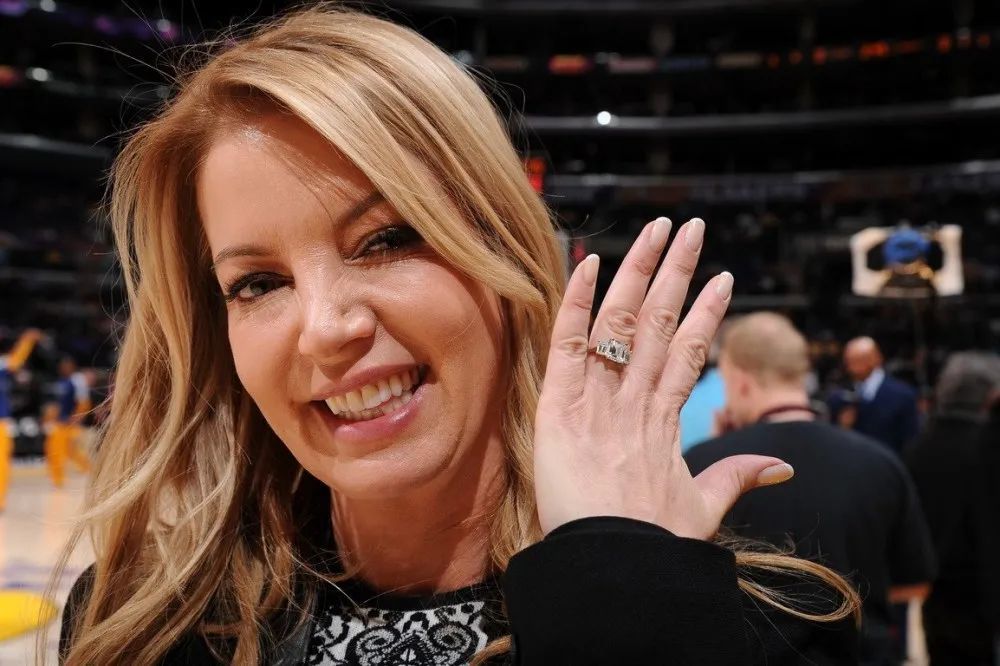 珍妮巴斯嫁给湖人的老板