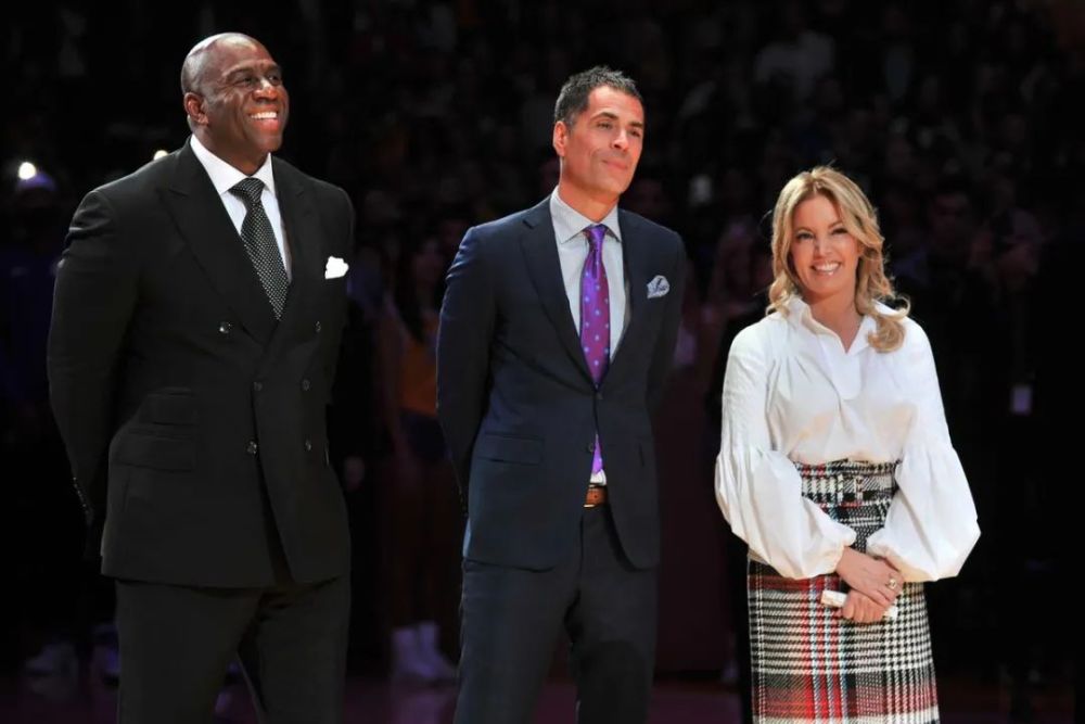 珍妮巴斯嫁给湖人的老板