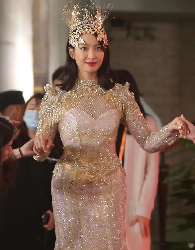 宋茜|宋茜金鹰女神礼服快被网友玩坏了，设计师发文挽尊暗怼观众被狂喷