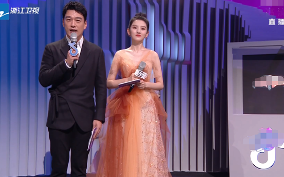 赵露思|秋季盛典女星：赵露思斜方肌壮欧阳娜娜脸宽，baby特写最佳