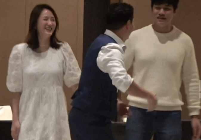 陈乔恩|陈乔恩带男友与舒淇等小聚，两人当众贴脸合影甜掉牙，超有夫妻相