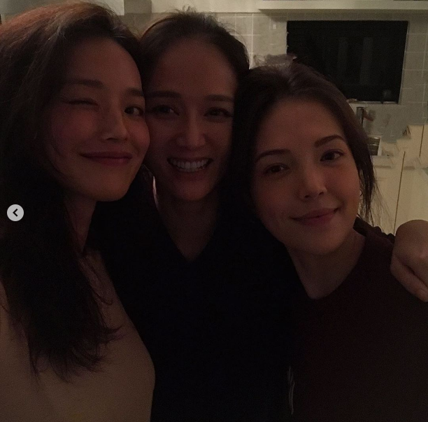 陈乔恩|陈乔恩带男友与舒淇等小聚，两人当众贴脸合影甜掉牙，超有夫妻相