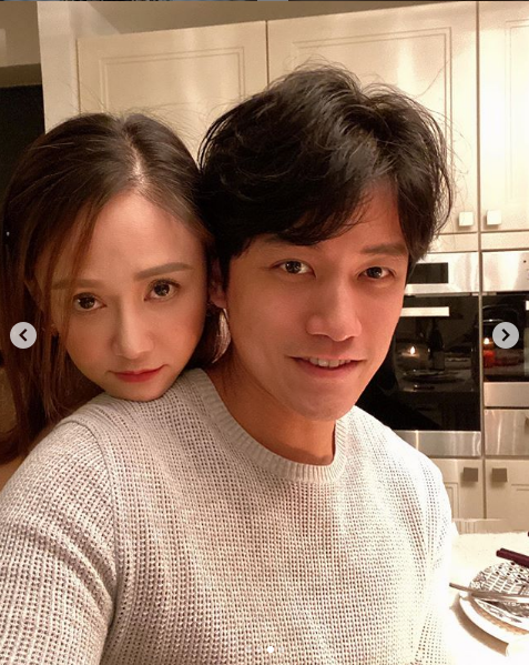 陈乔恩|陈乔恩带男友与舒淇等小聚，两人当众贴脸合影甜掉牙，超有夫妻相