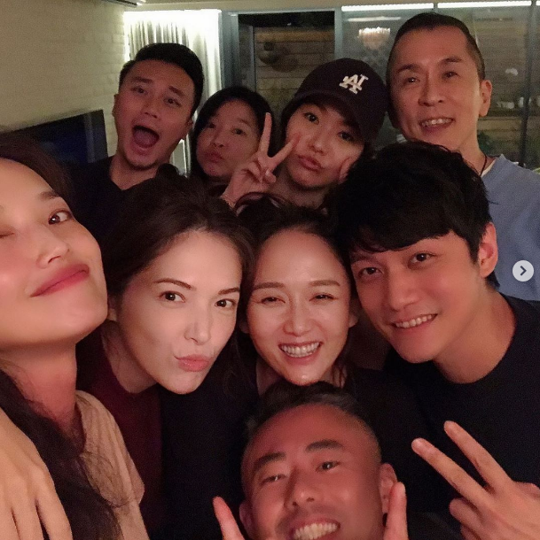 陈乔恩|陈乔恩带男友与舒淇等小聚，两人当众贴脸合影甜掉牙，超有夫妻相