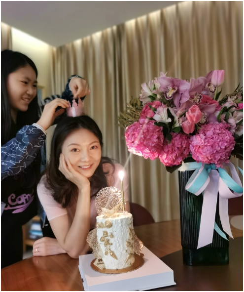 张艺谋|39岁陈婷发视频，为张艺谋新片助力，两人20年恩爱如初