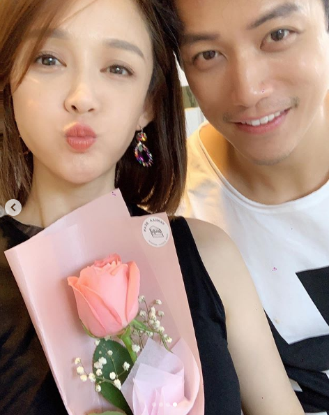 陈乔恩|陈乔恩带男友与舒淇等小聚，两人当众贴脸合影甜掉牙，超有夫妻相