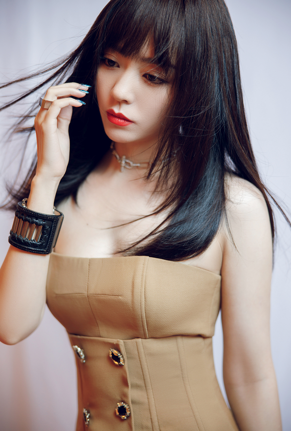 张靓颖齐刘海女团造型,观众差点认不出,确定36岁了?