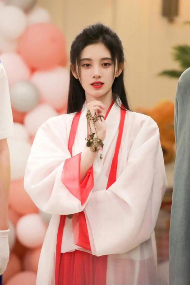 鞠婧祎|鞠婧祎再次被爆耍大牌？保镖拍飞拍照者手机，视若无睹不阻止