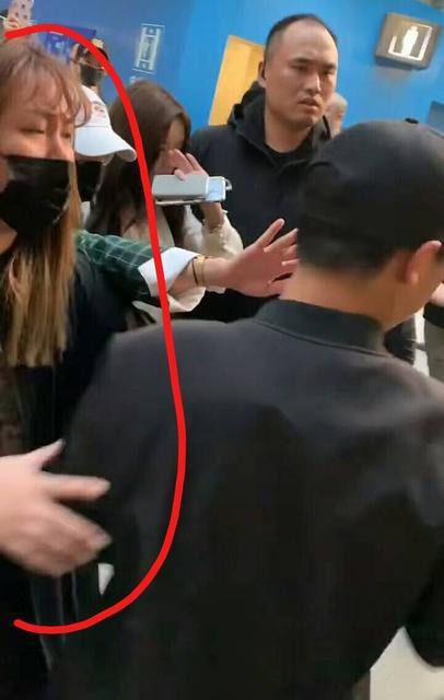 鞠婧祎|鞠婧祎再次被爆耍大牌？保镖拍飞拍照者手机，视若无睹不阻止