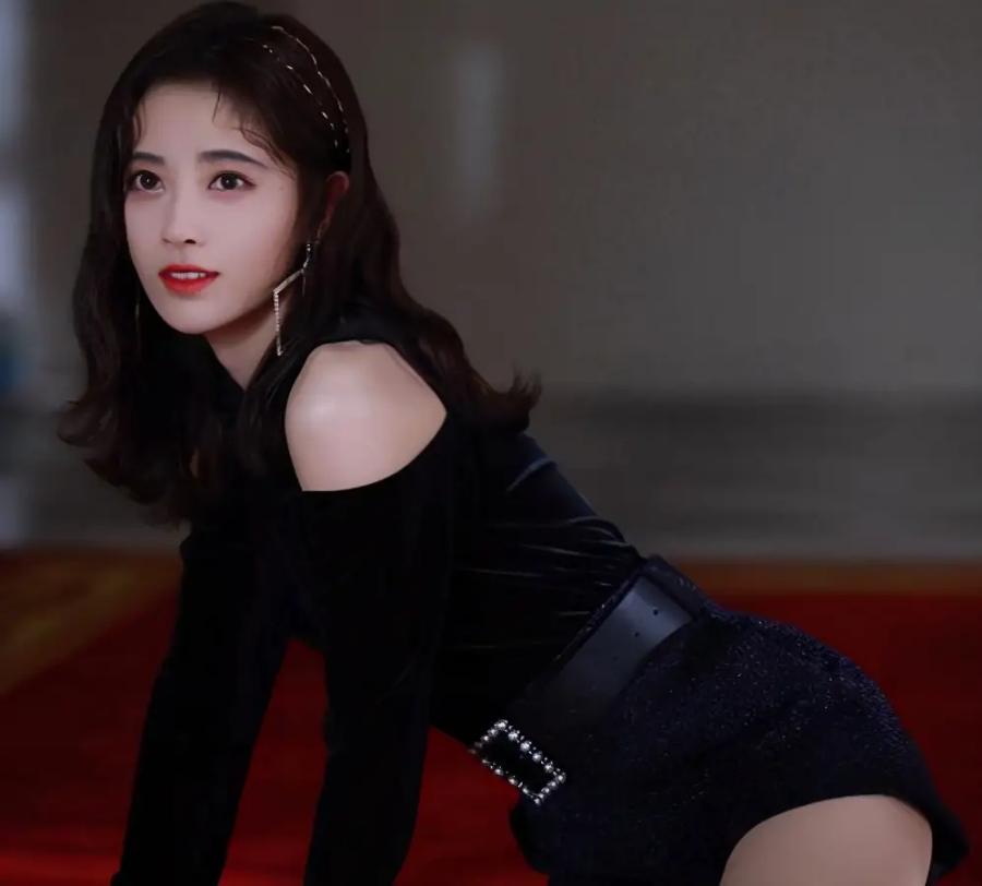 鞠婧祎|鞠婧祎再次被爆耍大牌？保镖拍飞拍照者手机，视若无睹不阻止