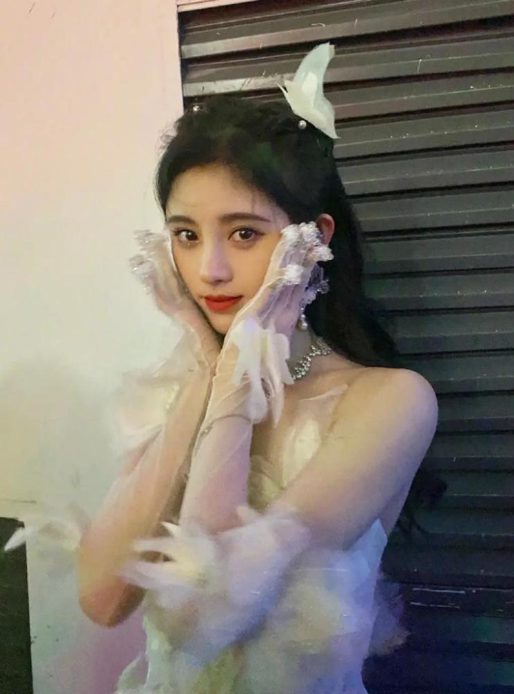 鞠婧祎|鞠婧祎再次被爆耍大牌？保镖拍飞拍照者手机，视若无睹不阻止