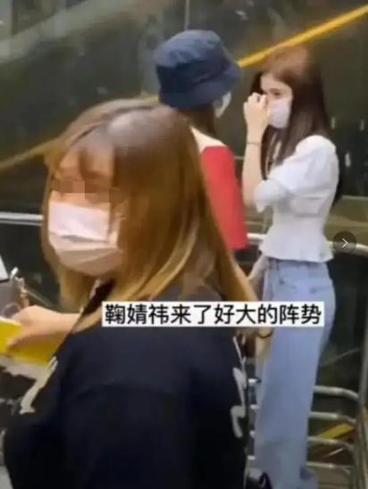 鞠婧祎|鞠婧祎再次被爆耍大牌？保镖拍飞拍照者手机，视若无睹不阻止