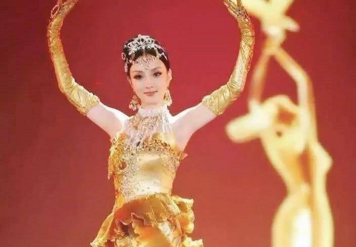 金鹰女神|金鹰女神礼服图鉴：宋茜发光礼服被嘲显胖，赵丽颖简约反成经典
