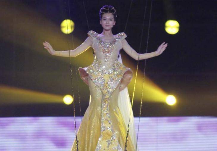 金鹰女神|金鹰女神礼服图鉴：宋茜发光礼服被嘲显胖，赵丽颖简约反成经典