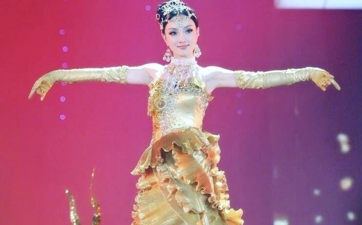 金鹰女神|金鹰女神礼服图鉴：宋茜发光礼服被嘲显胖，赵丽颖简约反成经典