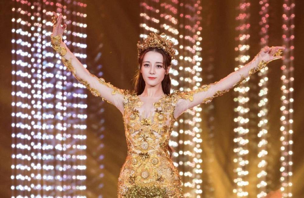 金鹰女神|金鹰女神礼服图鉴：宋茜发光礼服被嘲显胖，赵丽颖简约反成经典