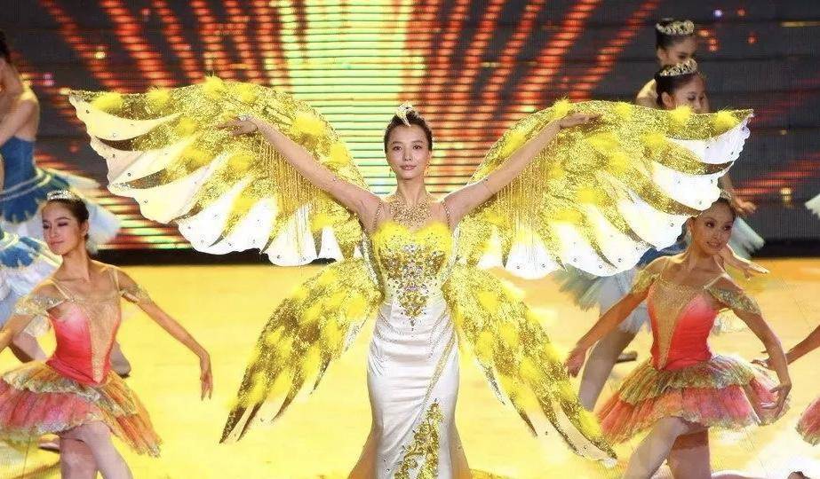 金鹰女神|金鹰女神礼服图鉴：宋茜发光礼服被嘲显胖，赵丽颖简约反成经典