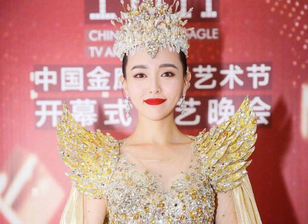 金鹰女神|金鹰女神礼服图鉴：宋茜发光礼服被嘲显胖，赵丽颖简约反成经典