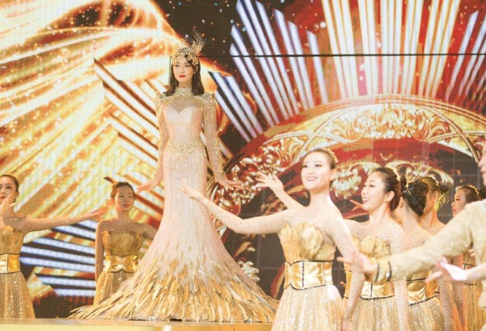金鹰女神|金鹰女神礼服图鉴：宋茜发光礼服被嘲显胖，赵丽颖简约反成经典