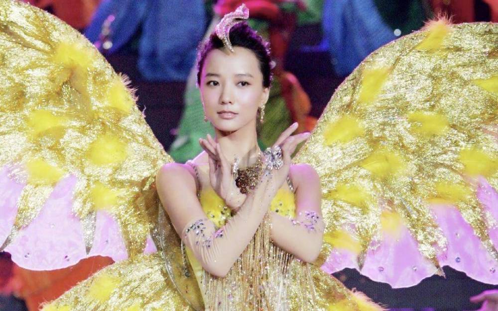 金鹰女神|金鹰女神礼服图鉴：宋茜发光礼服被嘲显胖，赵丽颖简约反成经典