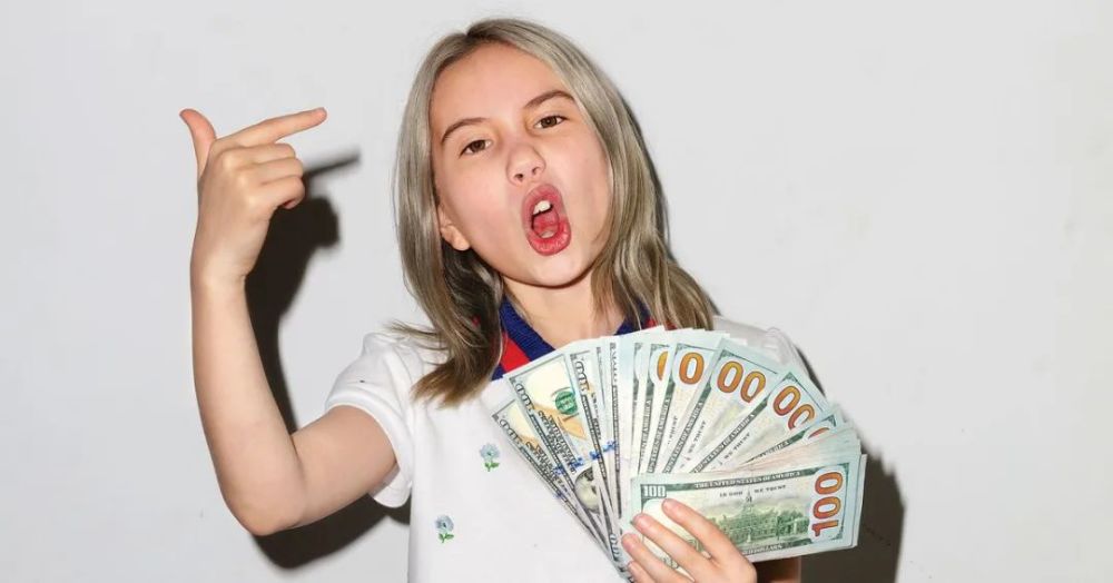 而年仅9岁的加拿大社交明星lil tay,经常一身名牌坐在豪宅里拍视频