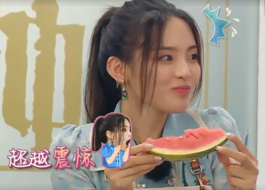 杨超越|杨超越首次开唱，四个字唱跑调俩，听到王俊凯评价后，太丢人了！