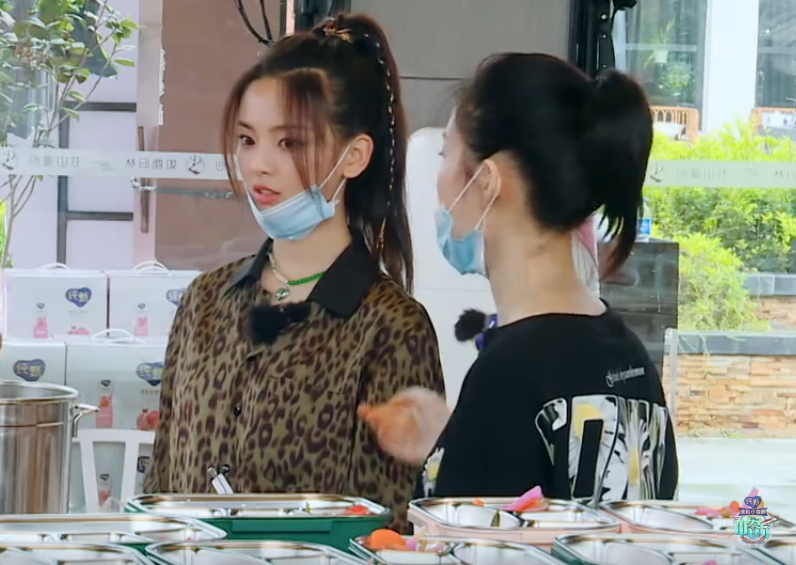 杨超越|杨超越首次开唱，四个字唱跑调俩，听到王俊凯评价后，太丢人了！