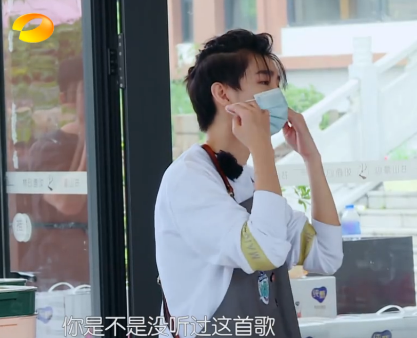 杨超越|杨超越首次开唱，四个字唱跑调俩，听到王俊凯评价后，太丢人了！