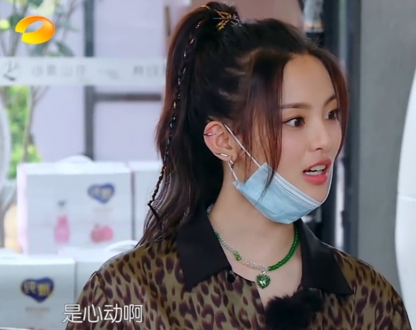 杨超越|杨超越首次开唱，四个字唱跑调俩，听到王俊凯评价后，太丢人了！