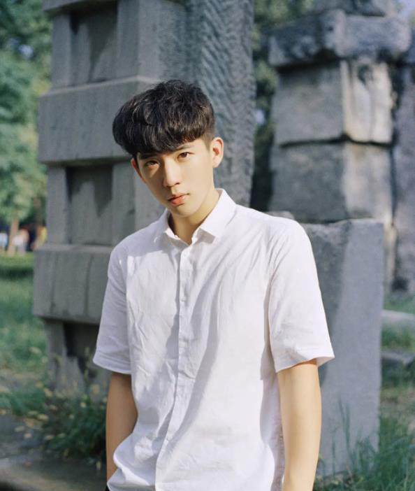 王安宇高中旧照遭曝光皮肤黝黑气质平平跟现在差别好大