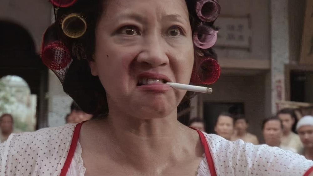 但是演技精湛,凭借《功夫》包租婆的角色拿到多个奖项的最佳女配角