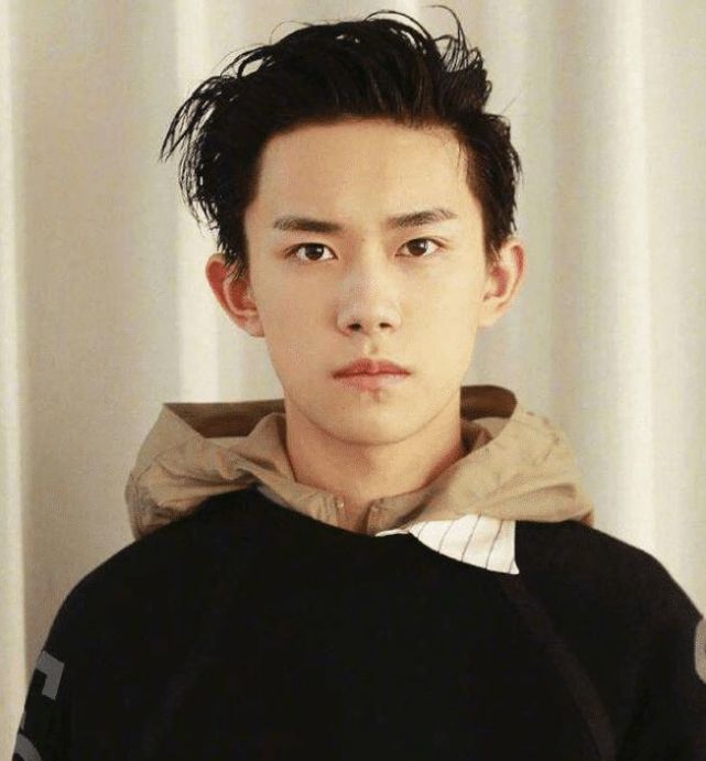 当红男星撩起刘海后千玺陈立农鹿晗王一博看到吴磊别乱模仿