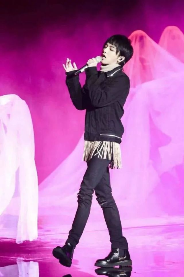 华晨宇大长腿系列图片这双腿我表示羡慕了