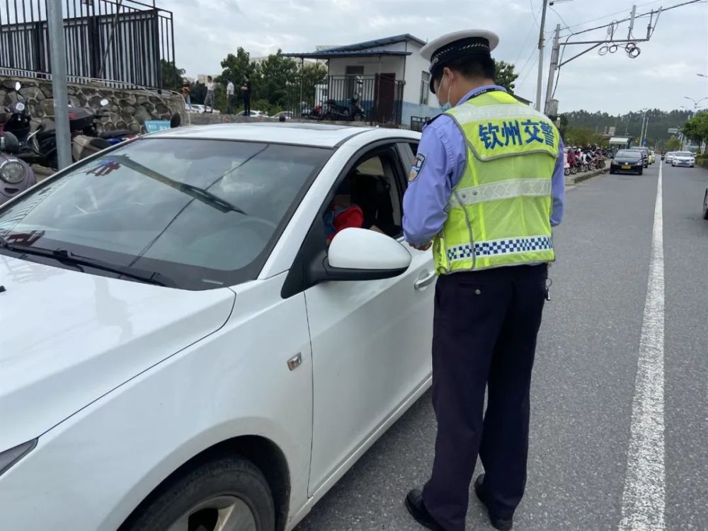 心太大考试路段父亲抱娃开车交警立即处理一线微观