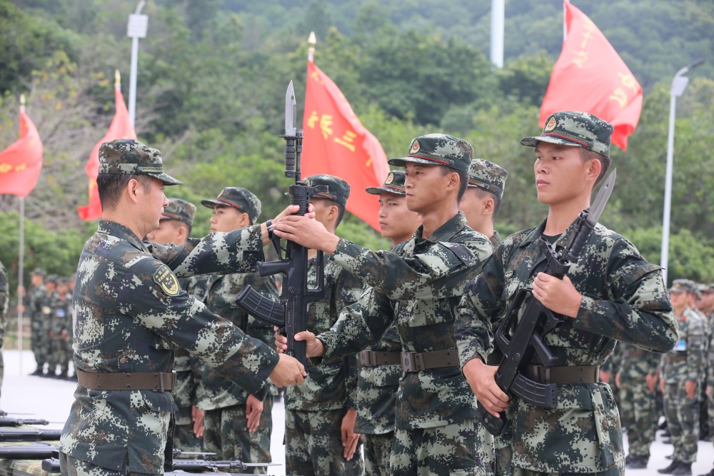 新兵授装，一场特殊的成人礼_腾讯新闻
