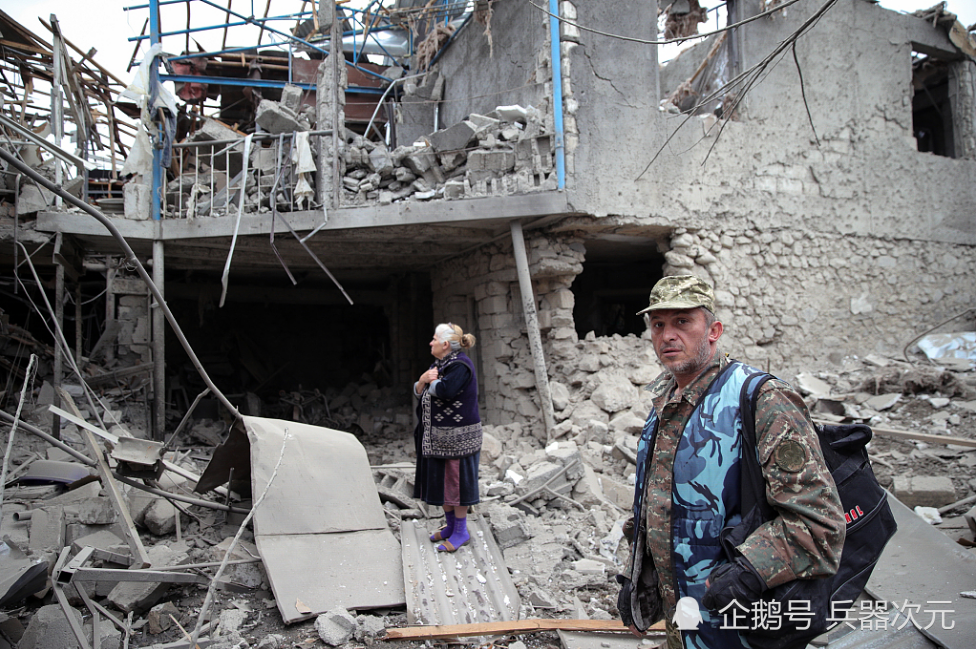 残忍!阿塞拜疆排队枪杀战俘,白发老人也不放过