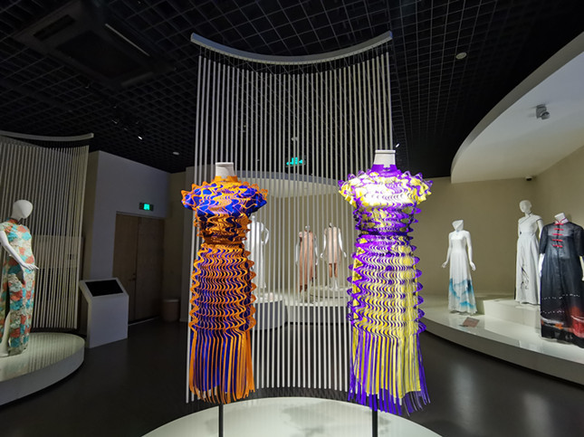 旗袍|中西融合尽显“如诗”旗袍！全球旗袍邀请展在国丝馆举行