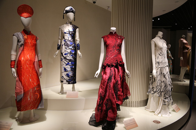 旗袍|中西融合尽显“如诗”旗袍！全球旗袍邀请展在国丝馆举行