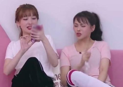 金莎|金莎恋情曝光？与神秘男子疑穿情侣装出街，男方为其打伞超绅士