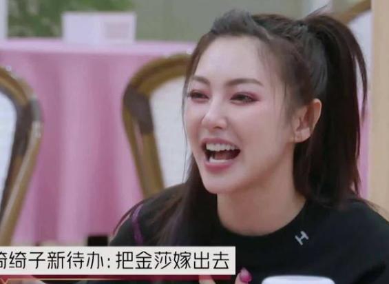 金莎|金莎恋情曝光？与神秘男子疑穿情侣装出街，男方为其打伞超绅士