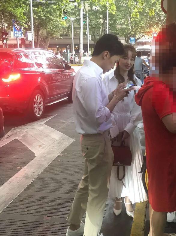 金莎|金莎恋情曝光？与神秘男子疑穿情侣装出街，男方为其打伞超绅士