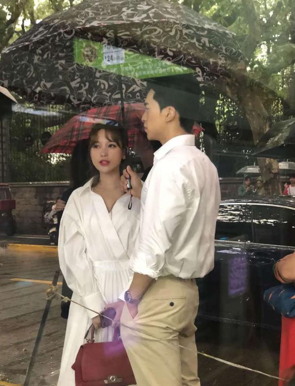 金莎|金莎恋情曝光？与神秘男子疑穿情侣装出街，男方为其打伞超绅士