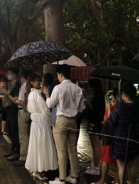 金莎|金莎恋情曝光？与神秘男子疑穿情侣装出街，男方为其打伞超绅士
