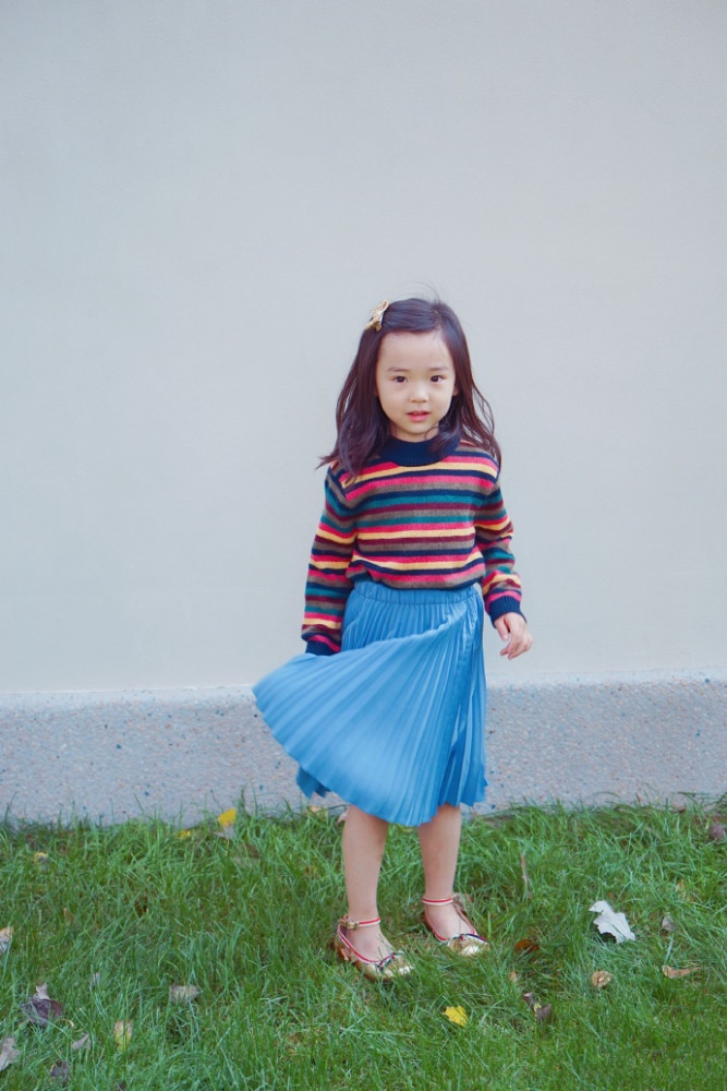 董璇|董璇女儿近照曝光，4岁小酒窝身穿潮装超会凹造型，十足小明星