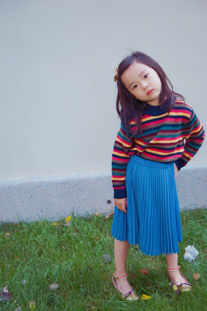 董璇|董璇女儿近照曝光，4岁小酒窝身穿潮装超会凹造型，十足小明星