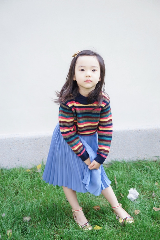 董璇|董璇女儿近照曝光，4岁小酒窝身穿潮装超会凹造型，十足小明星