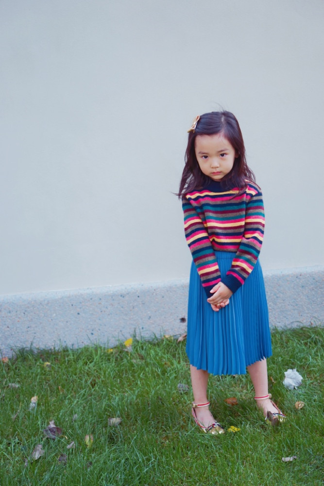 董璇|董璇女儿近照曝光，4岁小酒窝身穿潮装超会凹造型，十足小明星