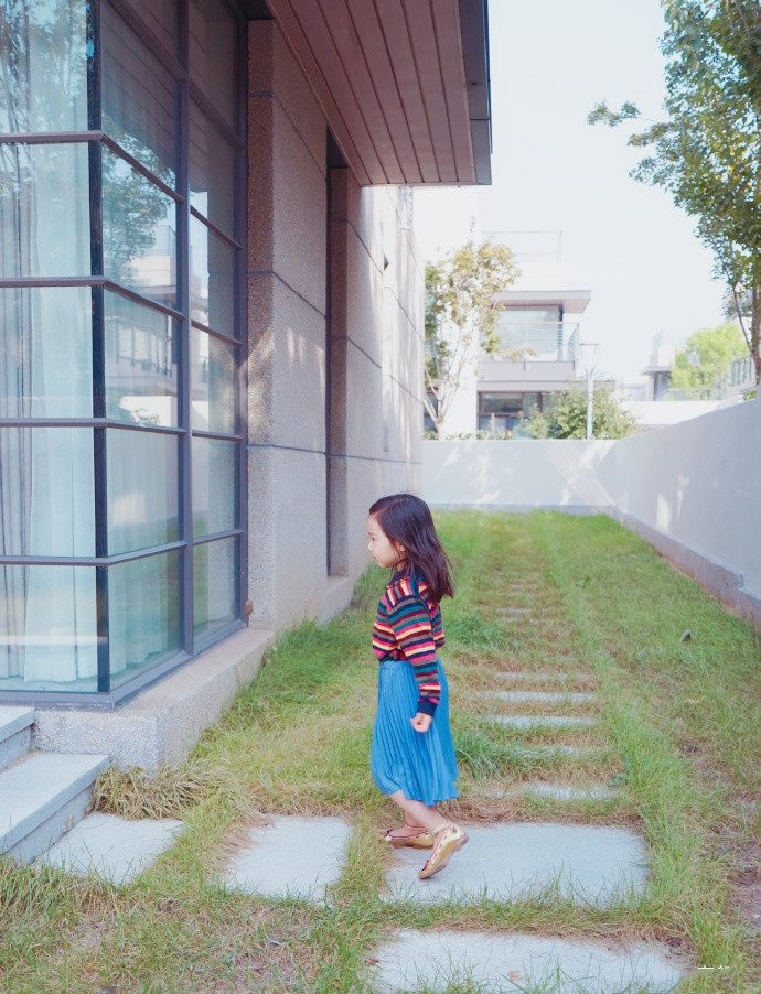 董璇|董璇女儿近照曝光，4岁小酒窝身穿潮装超会凹造型，十足小明星